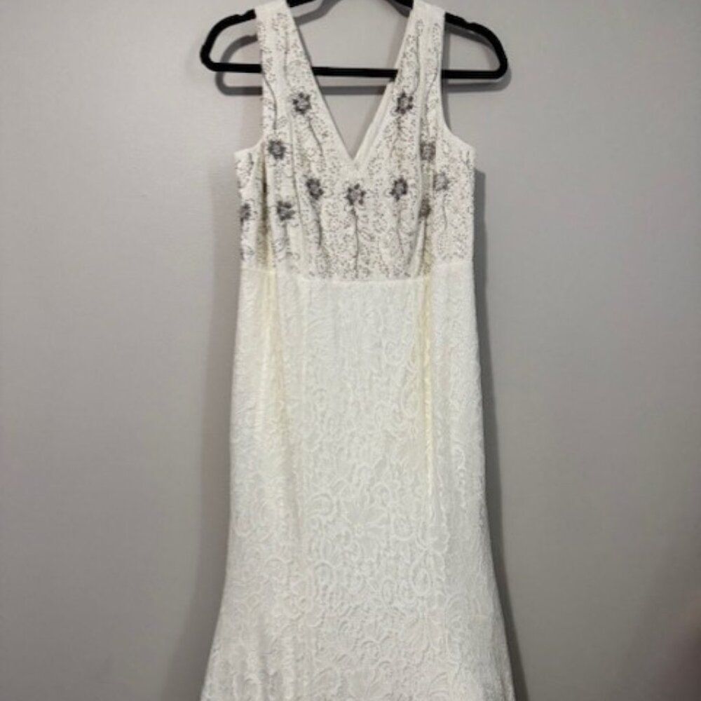 NEW Woman's Torrid Ivory and Lace Embellished V Neck No Sleeve Dress Size 10